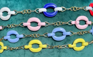 Confident and Colourful 1950s / 60s Chain Belt - 33-40"