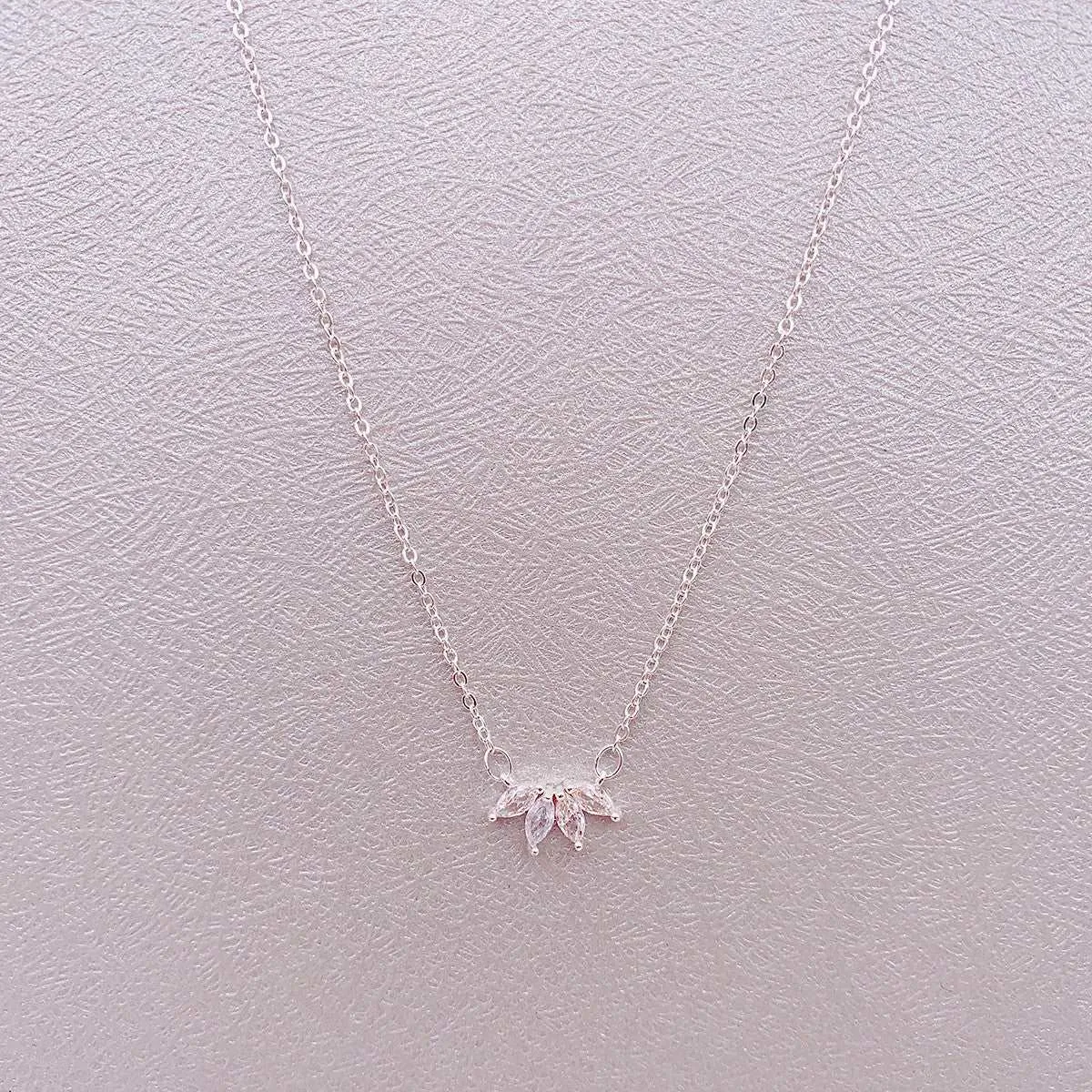 Women's Minimalist Fashion Jewelry Necklace